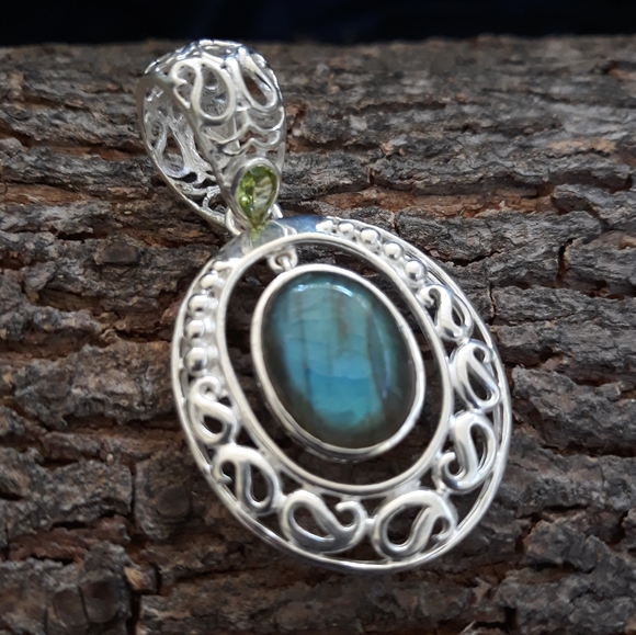 Sterling Silver Blue Labradorite Pendant - Picture 9 of 15